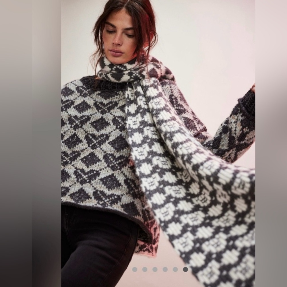 NWT! Free People Matchback Knit Scarf in Charcoal & Ivory